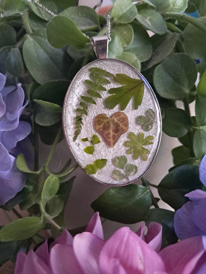 Collier collection Porcelaine orné de petites feuilles