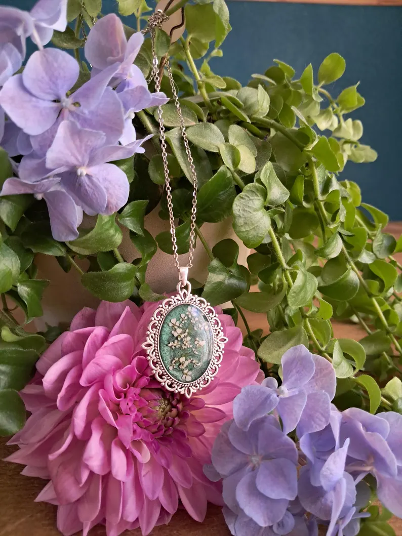 Collier vert en dentelle de la reine Anne de forme ovale