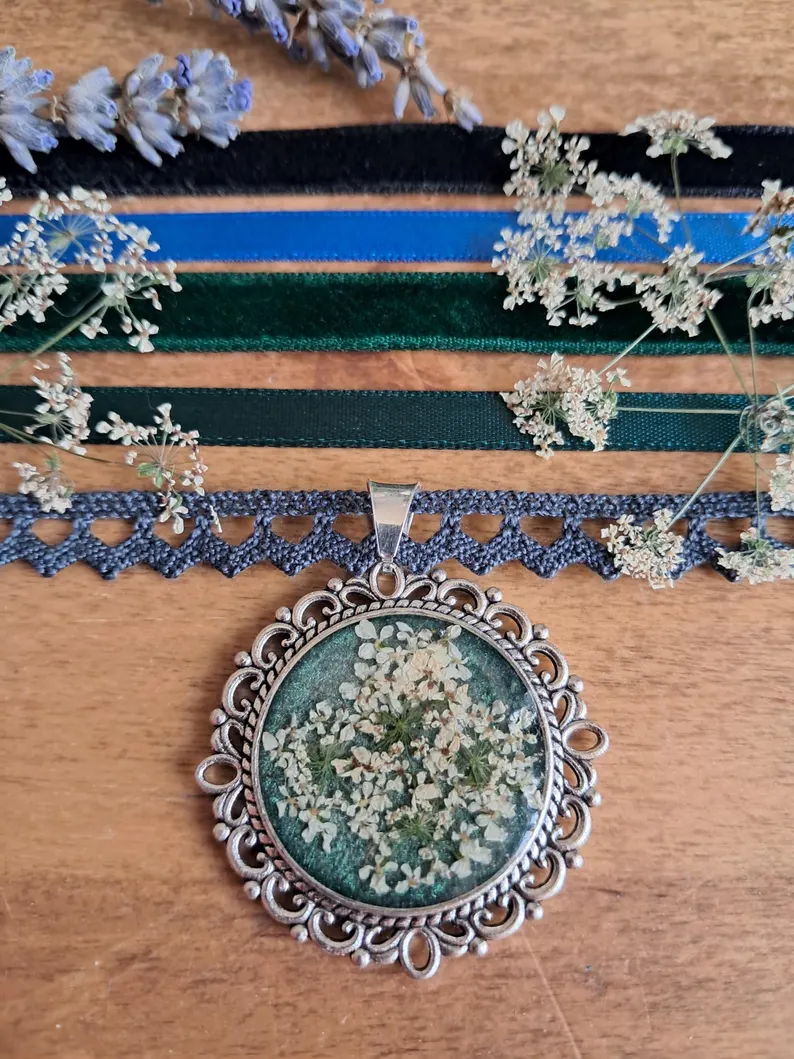 Collier vert en dentelle de la reine Anne de forme ronde