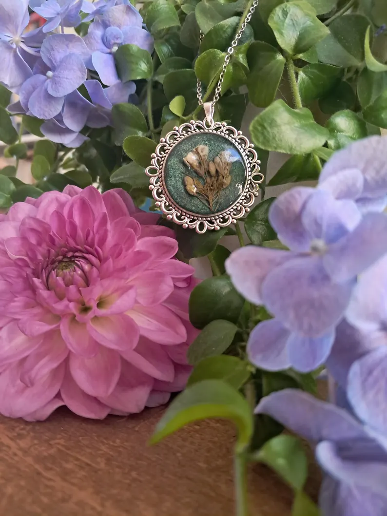 Collier vert rond orné de fleurs d'alliaire 