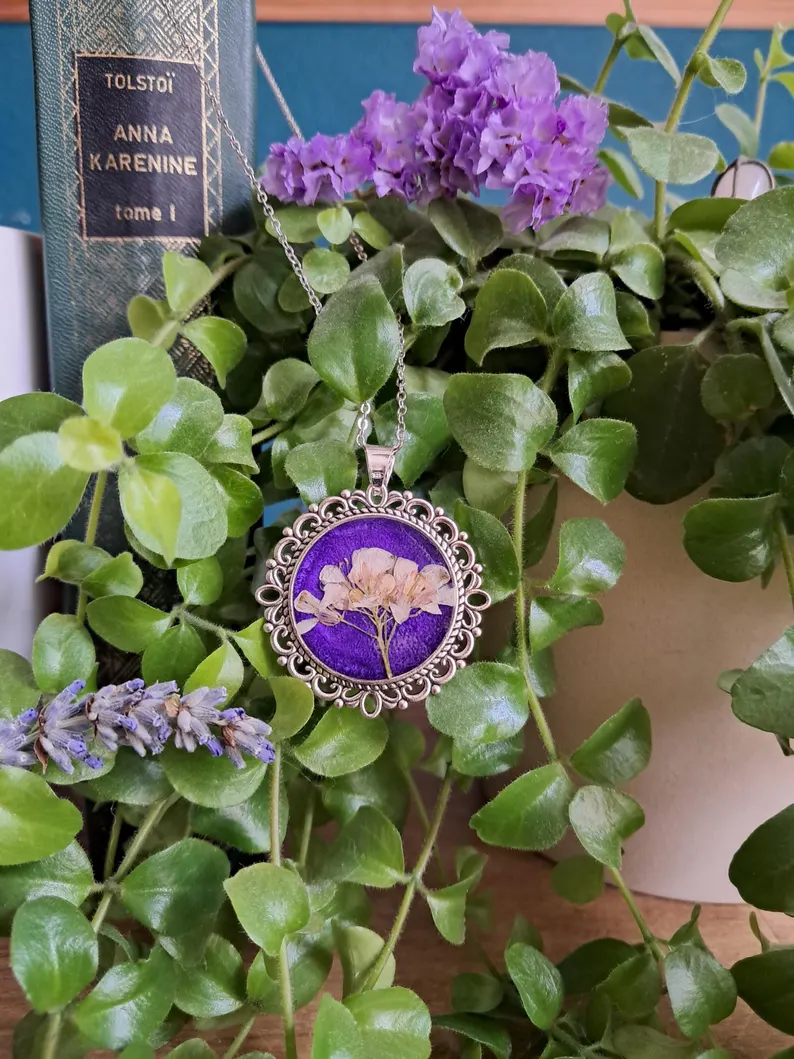 Collier violet orné de fleurs sechées